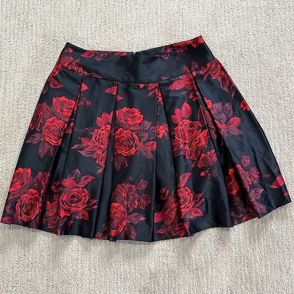 ❤️JS Collections Black & Rose Print Pleated Skirt Size 16 EUC🖤 - Picture 2 of 11